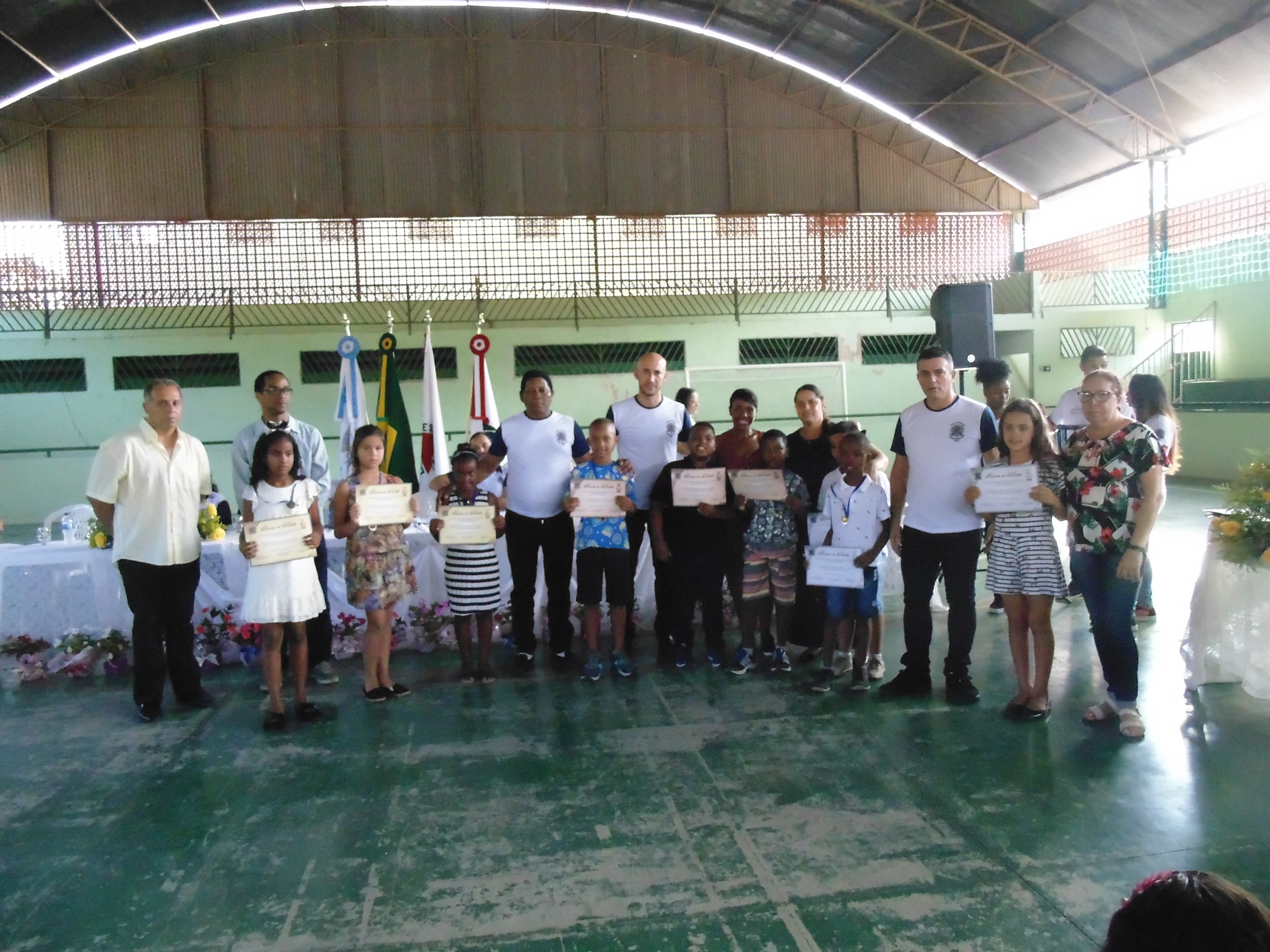 Sessão Solene de Honra ao Mérito e Homenagens especiais aos estudantes das escolas , APAE e Creche, e concluintes do Encceja, alunos de Libras e professores .